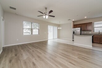 1733 Cayman Cove Cir in St. Cloud, FL - Foto de edificio - Building Photo