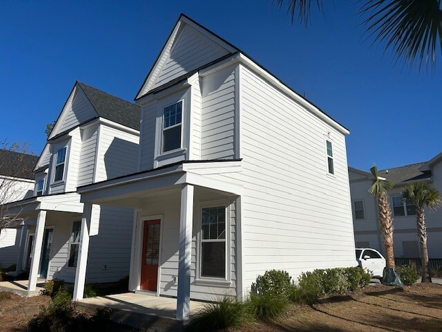 1535 Foster Creek Rd in Hanahan, SC - Foto de edificio - Building Photo