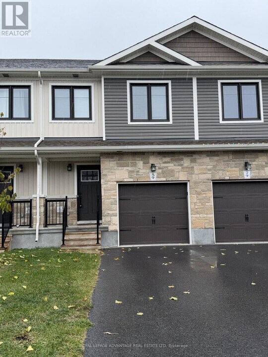 5 Staples Blvd in Smiths Falls, ON - Building Photo