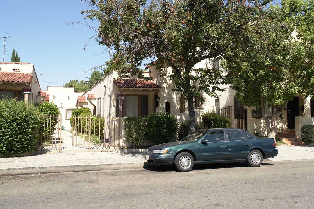 1143 Gordon St in Los Angeles, CA - Building Photo