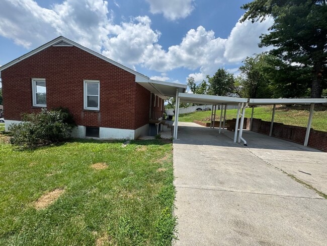 2305 Sherman Dr NW in Roanoke, VA - Building Photo - Building Photo