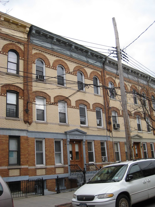 18-26 Madison St in Flushing, NY - Foto de edificio