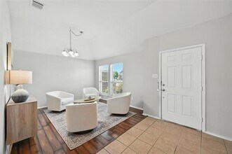 9012 Heartwood Dr in Fort Worth, TX - Foto de edificio - Building Photo