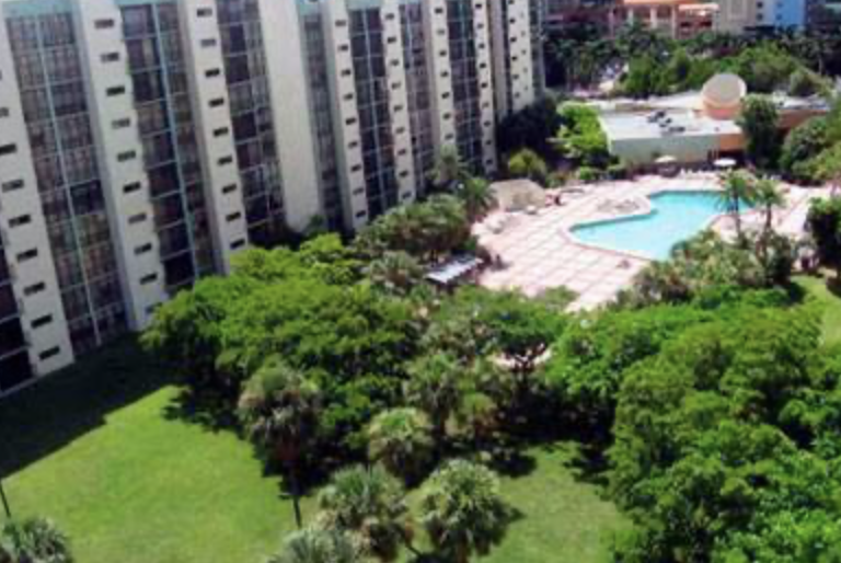 16919 N Bay Rd, Unit 301 in Sunny Isles Beach, FL - Foto de edificio