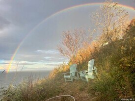 24 Cliff Way in Calverton, NY - Building Photo