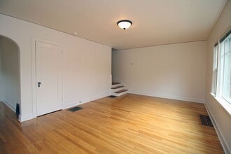 2703 NW Raleigh St in Portland, OR - Building Photo - Building Photo