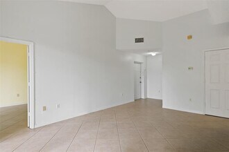 7085 Nova Dr in Davie, FL - Foto de edificio - Building Photo