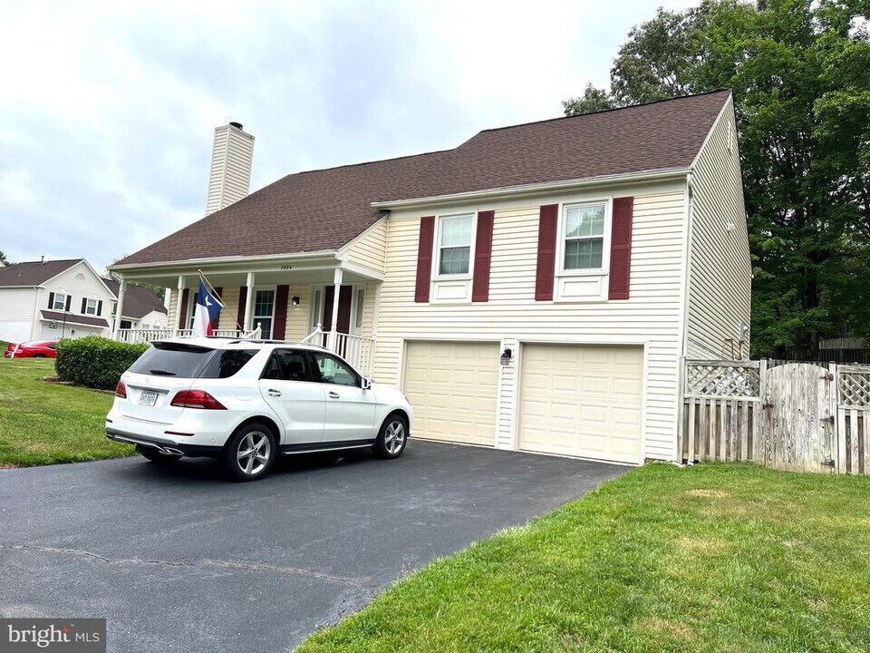7684 Green Garland Dr in Springfield, VA - Building Photo