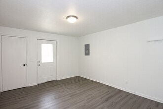 751 N Clay St-Unit -Unit 2 in Frankfort, IN - Foto de edificio - Building Photo