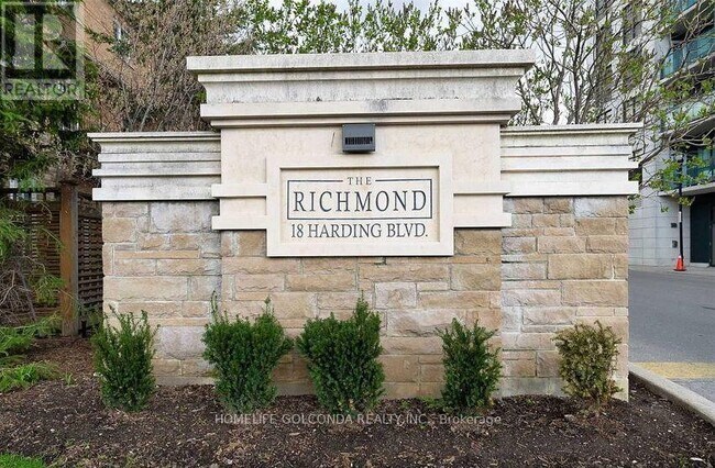 18 Harding Blvd in Richmond Hill, ON - Building Photo - Building Photo