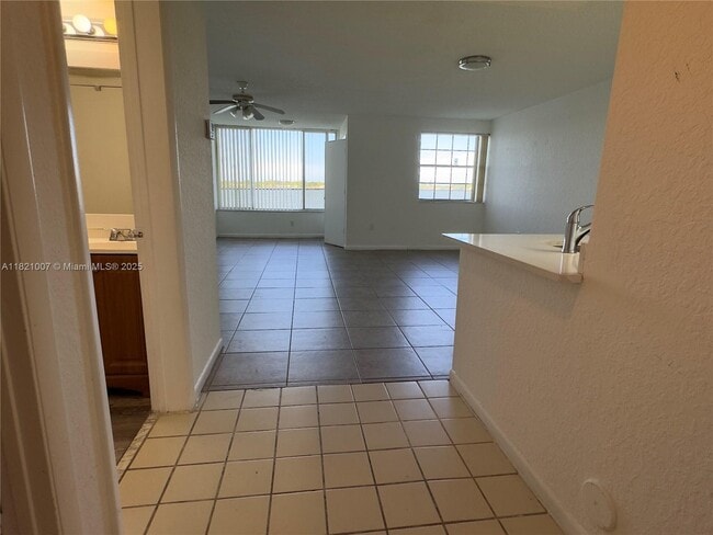 2831 N Oakland Forest Dr in Oakland Park, FL - Building Photo - Building Photo