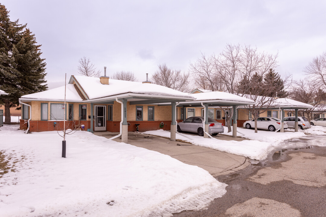 White Cliffe Estates in Calgary, AB - Building Photo