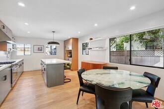 838 N Mansfield Ave, Unit 102 in Los Angeles, CA - Building Photo - Building Photo