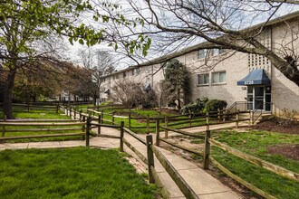 Carousel Court in Falls Church, VA - Foto de edificio - Building Photo