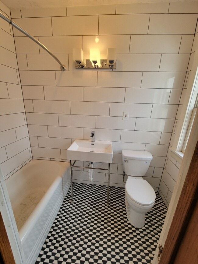 946 E Johnson St, Unit 1 in Madison, WI - Foto de edificio - Building Photo