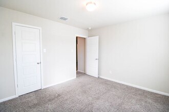 7043 Diamond Vly in San Antonio, TX - Building Photo - Building Photo