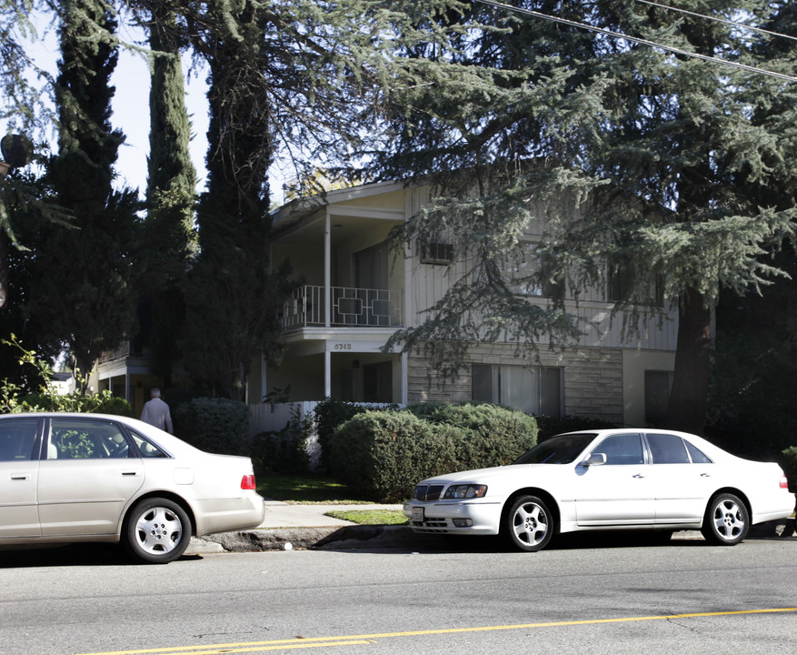 5742 Hazeltine Ave in Van Nuys, CA - Building Photo