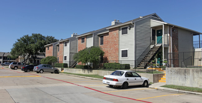 Peters Colony in Carrollton, TX - Building Photo - Building Photo