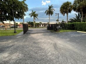 13045 SW 68th St in Miami, FL - Building Photo - Building Photo