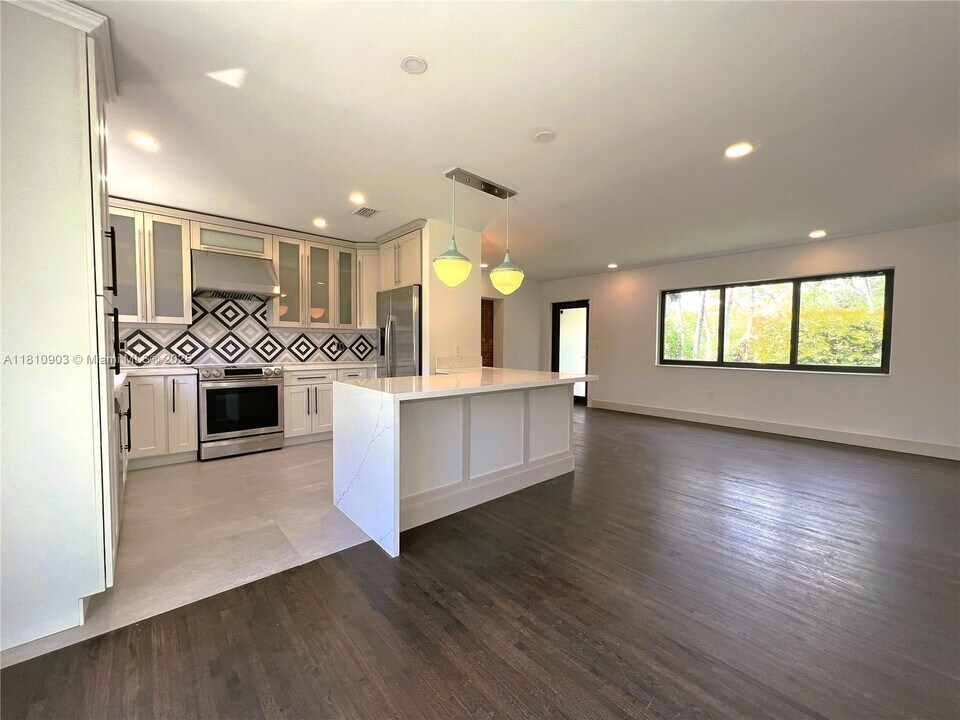 6646 SW 60th St in South Miami, FL - Building Photo