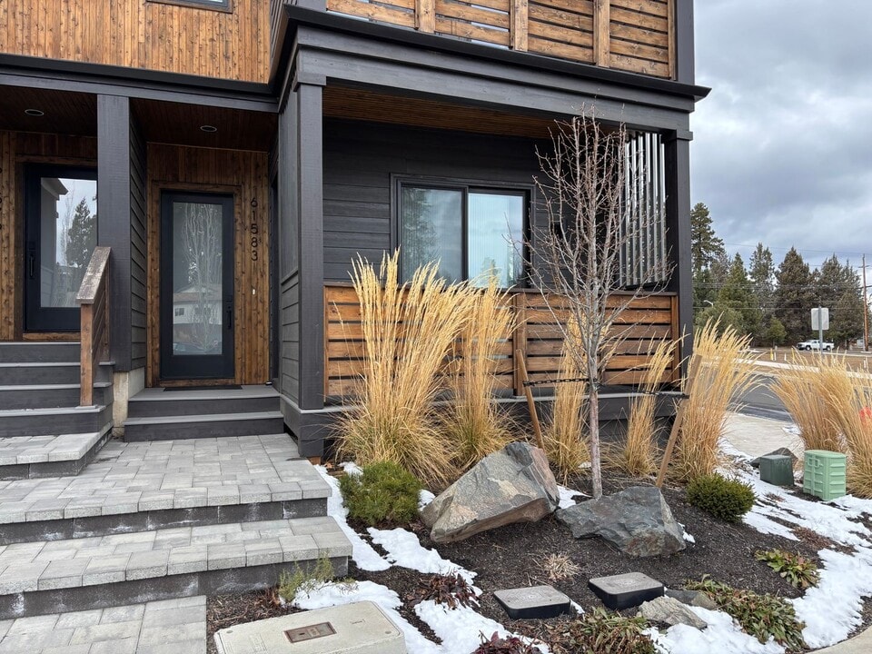 61583 SW Riverwalk Ln in Bend, OR - Building Photo