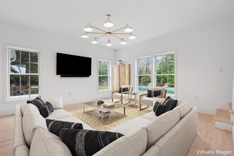 4056 Noyack Rd in Sag Harbor, NY - Foto de edificio - Building Photo