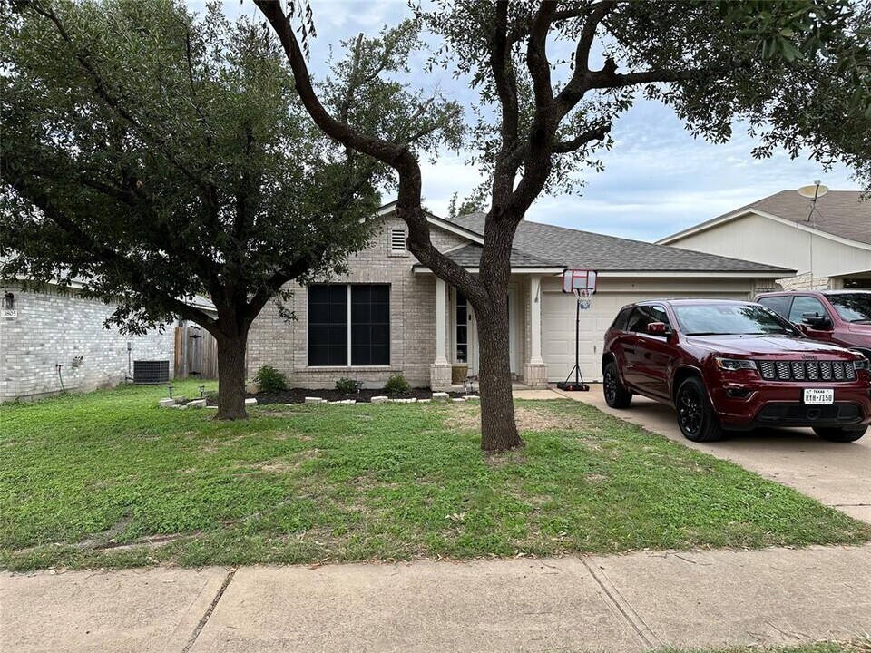 3807 Top Rock Ln in Round Rock, TX - Building Photo