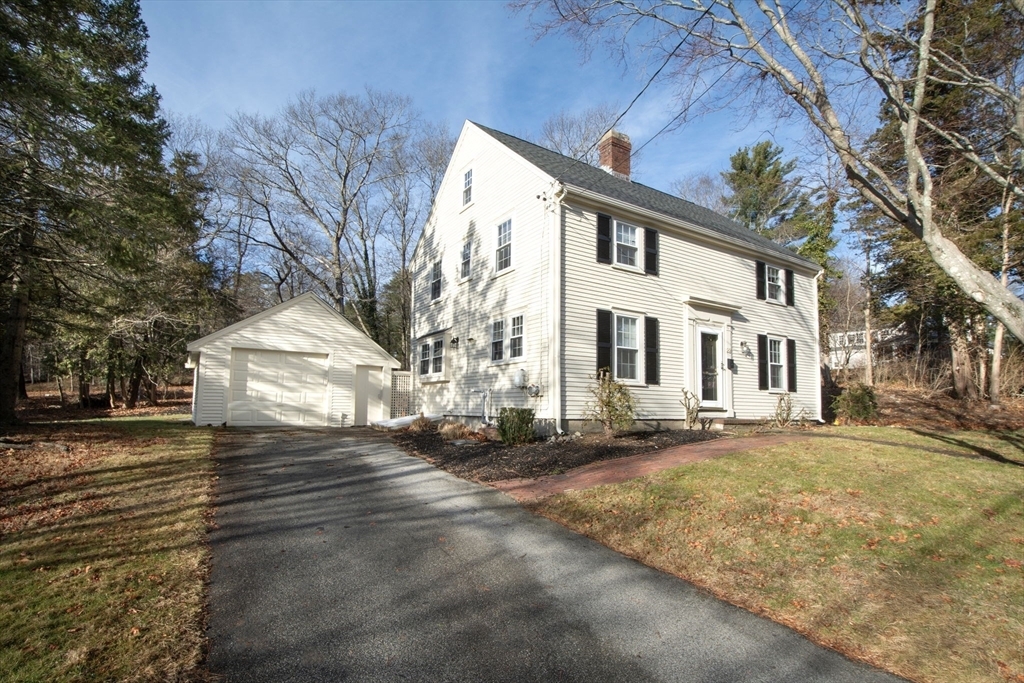 22 Red Gate Ln in Cohasset, MA - Building Photo