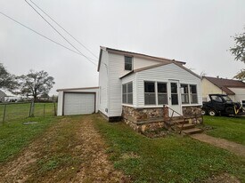 411 S Oak St in Versailles, MO - Building Photo