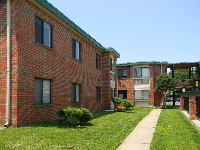 Town and Campus Apartments in Springfield, MO - Building Photo - Building Photo