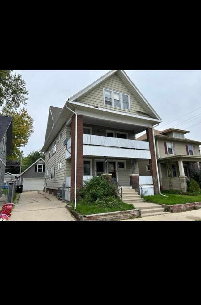 904 Hayes Ave Rentals in Racine, WI