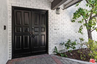 1060 Chantilly Rd in Los Angeles, CA - Building Photo - Building Photo