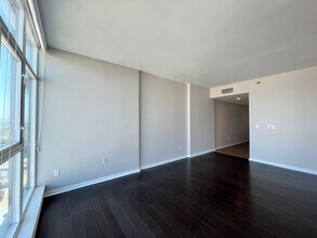 411 W Seaside Way, Unit 1201 in Long Beach, CA - Building Photo - Building Photo