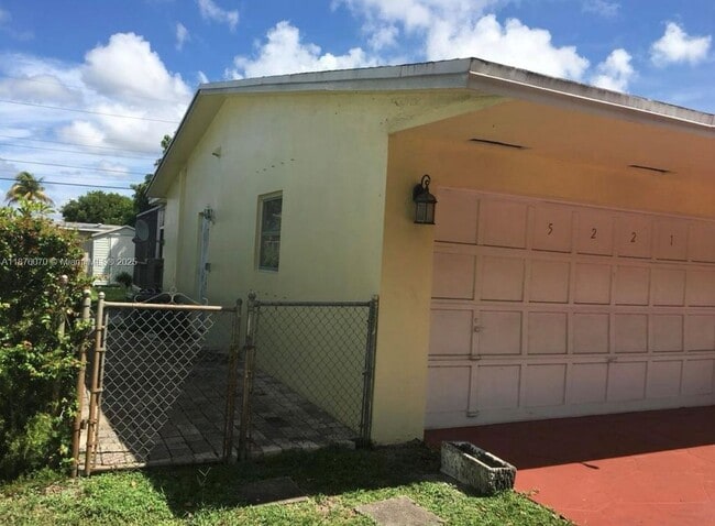 5221 Washington St in Hollywood, FL - Foto de edificio - Building Photo