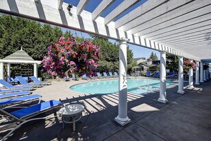 Evergreen Heights in Kirkland, WA - Building Photo