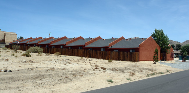 19018 Hwy 18 in Apple Valley, CA - Building Photo - Building Photo