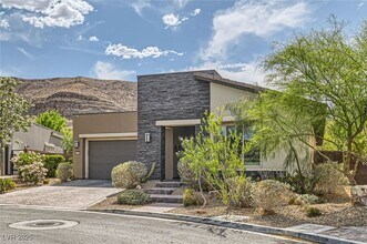 10398 Kesington Dr in Las Vegas, NV - Building Photo - Building Photo