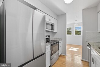 8399 Montgomery Rd in Ellicott City, MD - Foto de edificio - Building Photo
