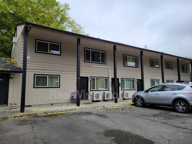 714 SE 10th St in Grants Pass, OR - Foto de edificio - Building Photo