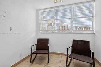 100 Golden Isles Dr in Hallandale Beach, FL - Foto de edificio - Building Photo