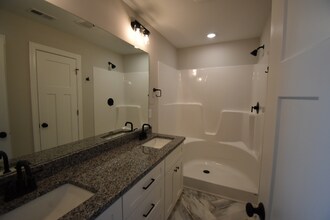 168 W Allen St in Four Oaks, NC - Foto de edificio - Building Photo