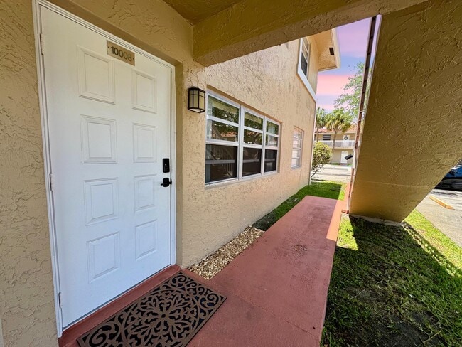 10008 Twin Lakes Dr in Coral Springs, FL - Building Photo - Building Photo
