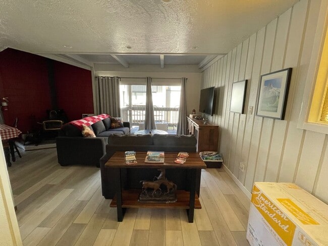 286 Old Mammoth Rd in Mammoth Lakes, CA - Building Photo - Building Photo