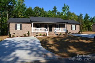3793 Lee Moore Rd in Maiden, NC - Building Photo
