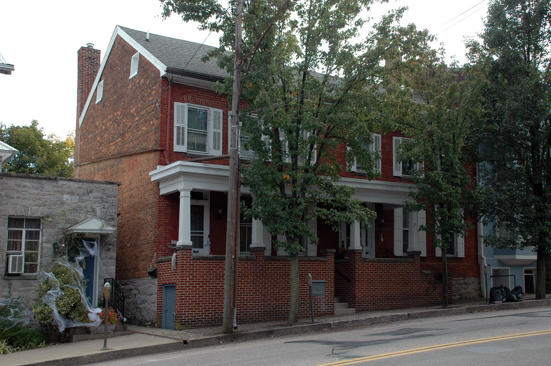 27 N Main St in Mercersburg, PA - Building Photo