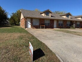 715 N Robin Way in Mustang, OK - Building Photo