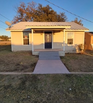 106 College St in Eden, TX - Building Photo