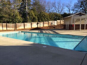 1000 E Woodlawn Rd in Charlotte, NC - Building Photo - Building Photo