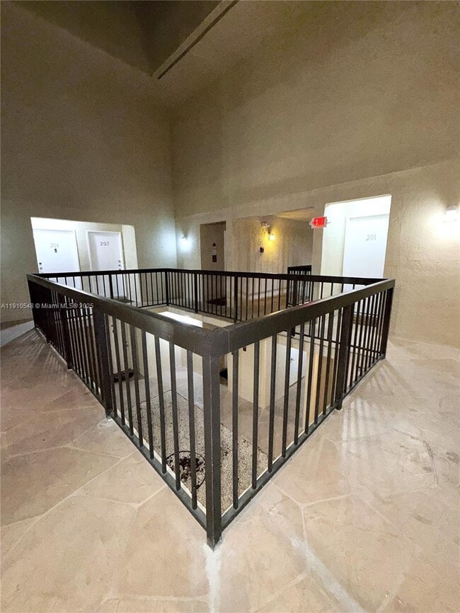 660 W Park Dr in Miami, FL - Building Photo - Building Photo