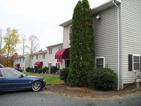 Summerwind Villa Apartments in Moneta, VA - Foto de edificio - Building Photo